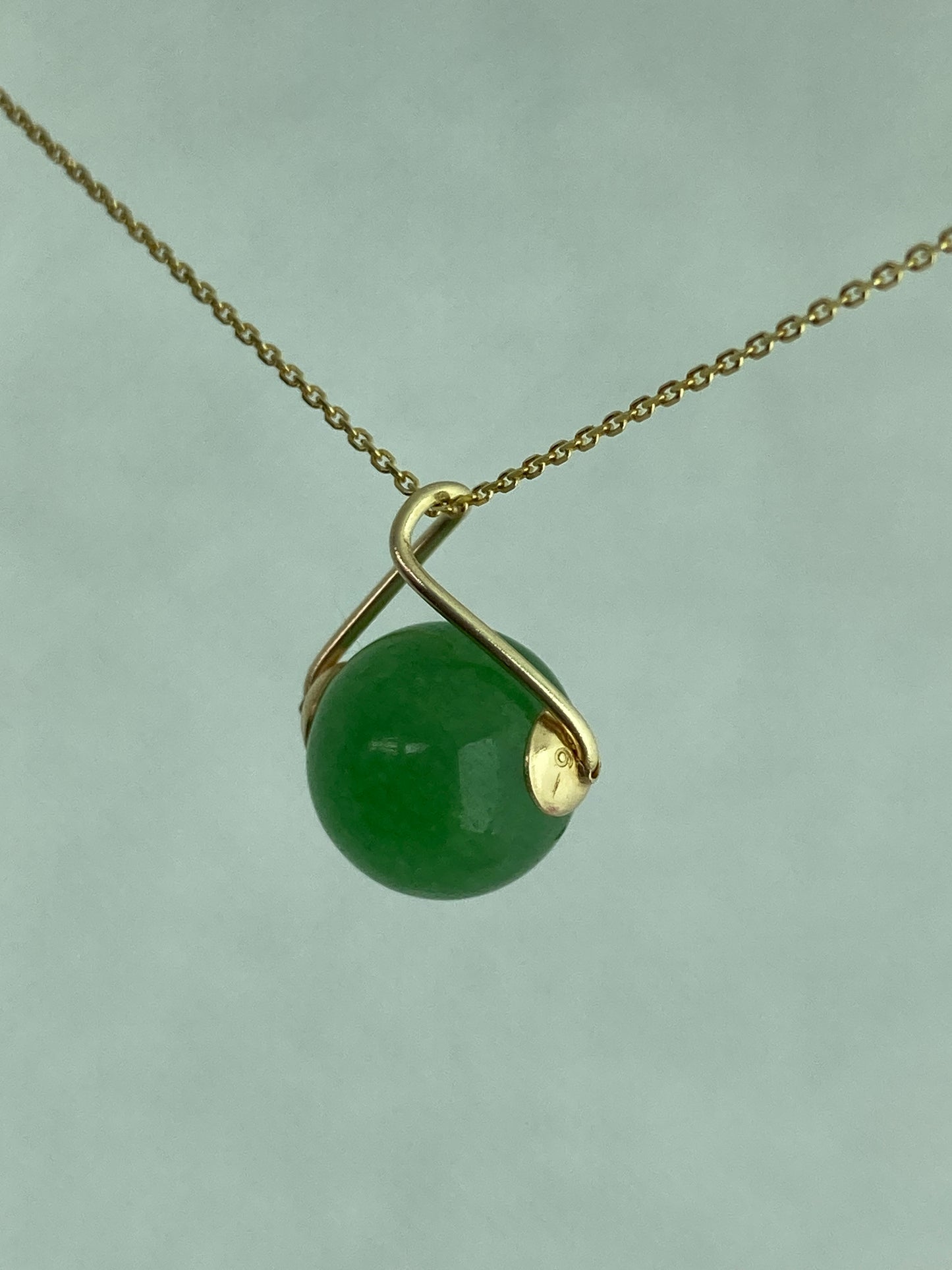 Green onyx 9ct gold pendant, 18” chain