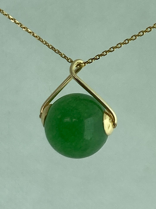 Green onyx 9ct gold pendant, 18” chain