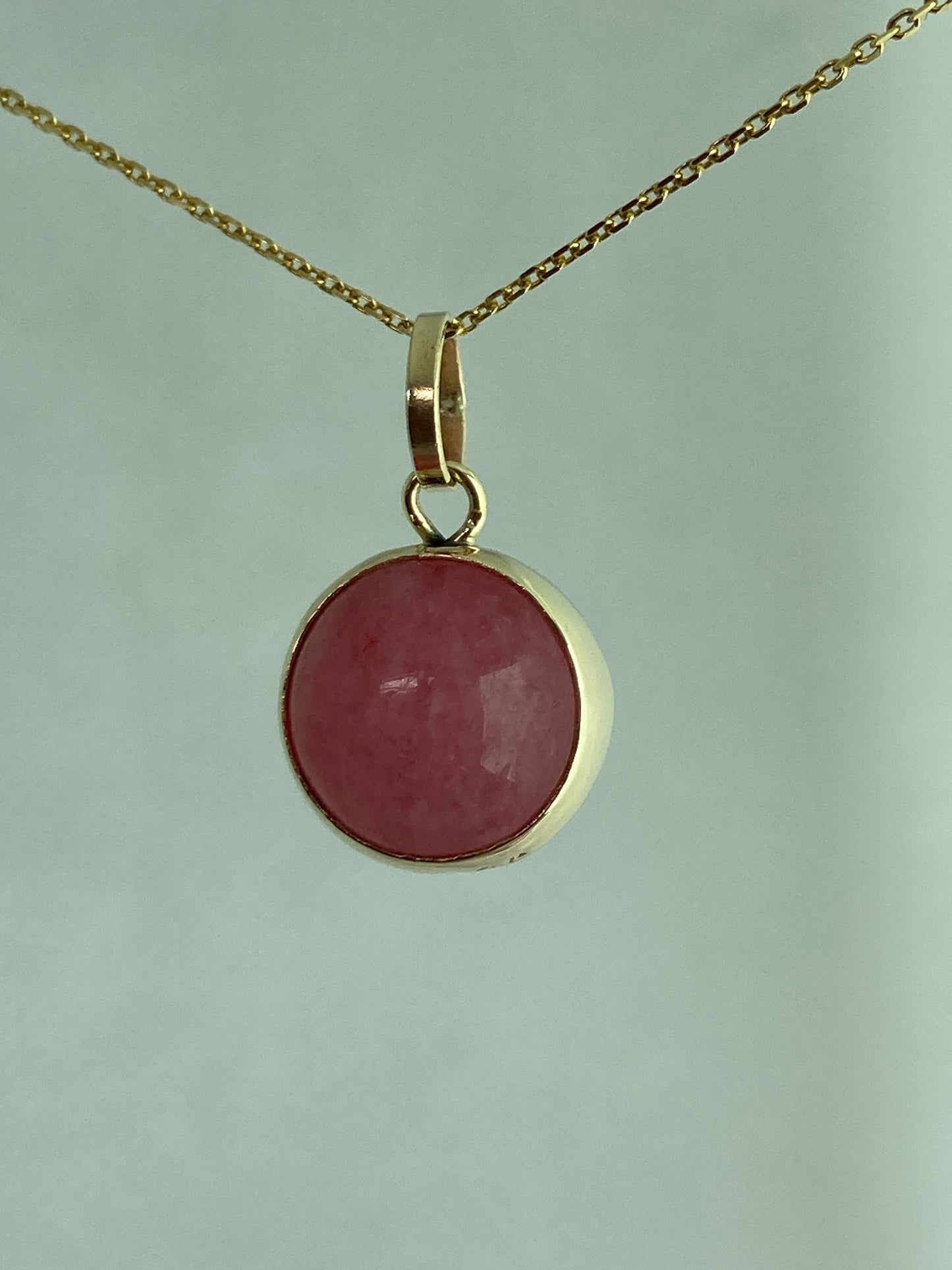 9ct gold pink Jade pendant, 18” chain