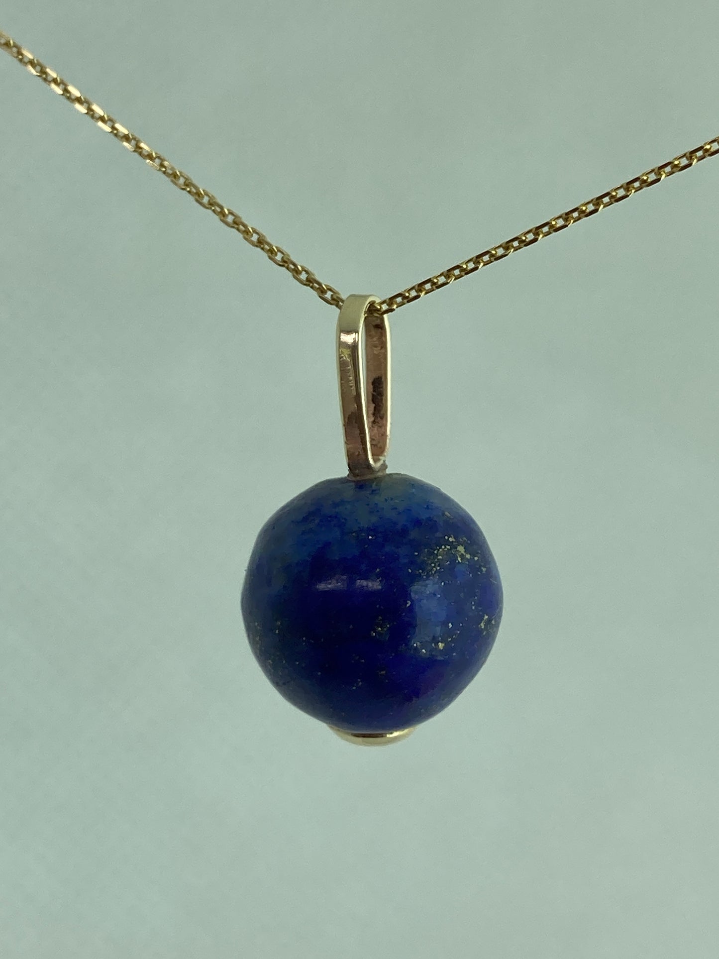 Lapis lazuli 9ct gold pendant, 18” chain