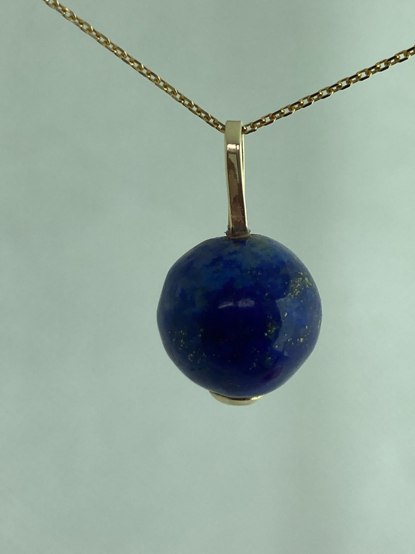 Lapis lazuli 9ct gold pendant, 18” chain