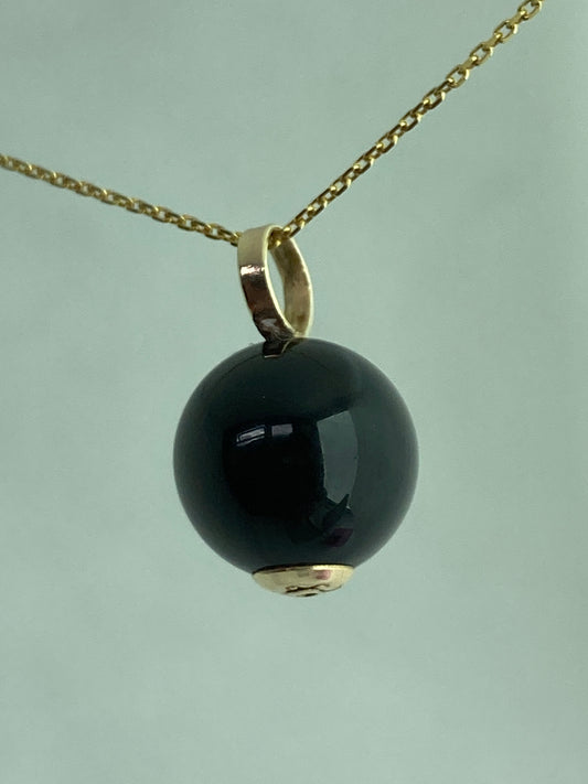 Gold Black onyx 9ct gold pendant, 18” chain