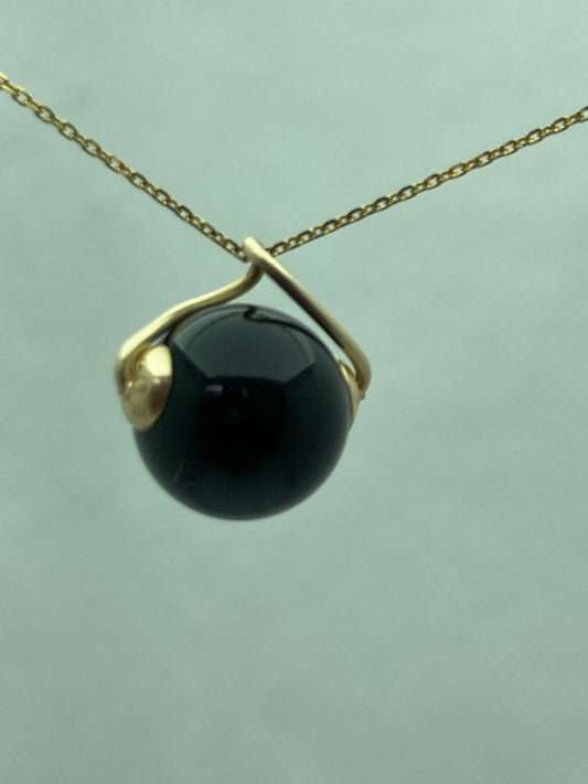 Black onyx 9ct gold pendant, 18” chain