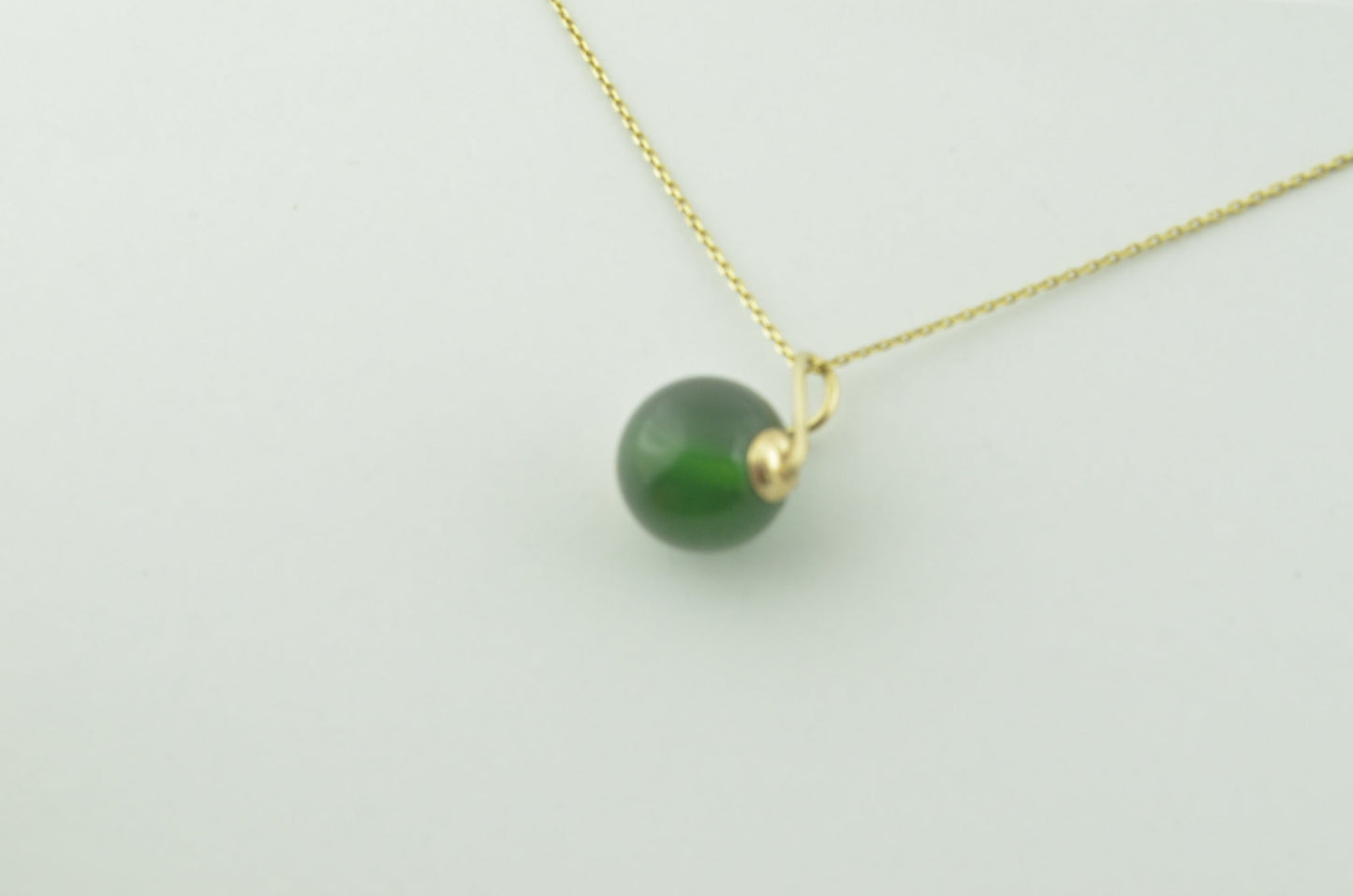 Green onyx pendant, solid 9ct yellow gold, round natural gemstone