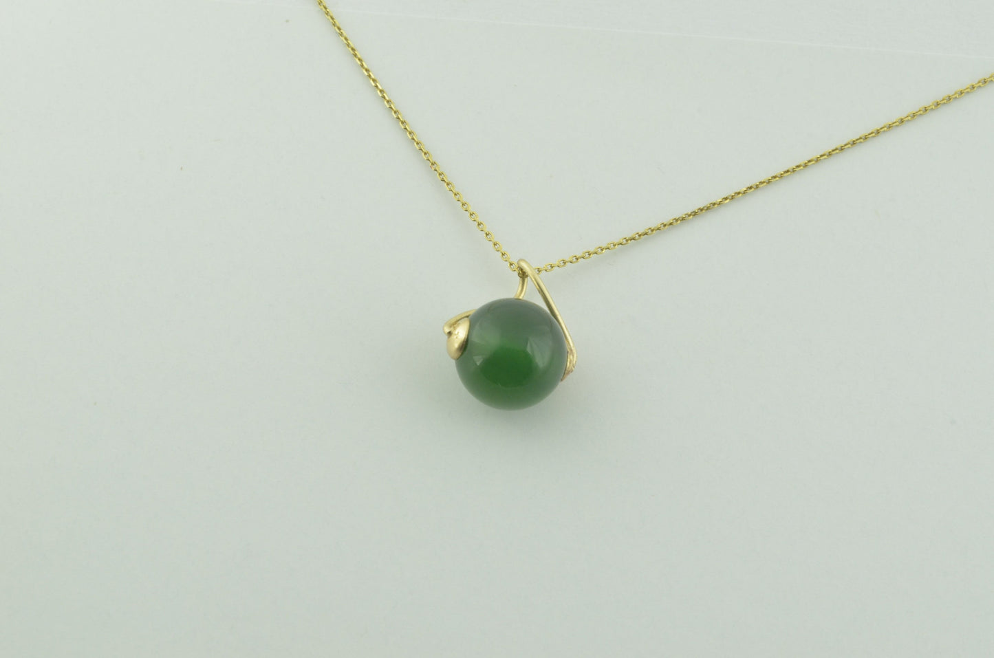 Green onyx pendant, solid 9ct yellow gold, round natural gemstone